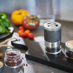 Pepper Mill 11cm + 3 Peppers - Maestro