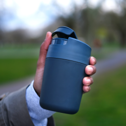 Taza de Viaje con Tapa Abatible Azul - Sipp