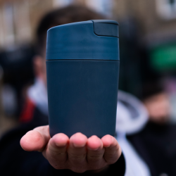 Taza de Viaje con Tapa Abatible Azul - Sipp