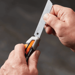 Cutter Carbonmax con Cuchillas Quebradizas 18mm FISKARS