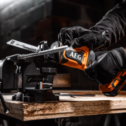 Serra sabre Subcompacta sem Escovas 18V AEG