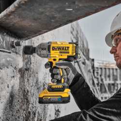 Chave Impacto sem Escovas XR 18V POWERSTACK Li-Ion 5Ah 1/2' Alto Par com Anel de Retenção DEWALT