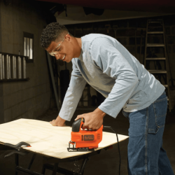 Serra de Recortes Elétrica 520W Compacta de Velocidade Variável Com Lâmina BLACK DECKER