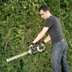 Corta-sebes Elétrico 600W com HedgeSweep 60cm RYOBI