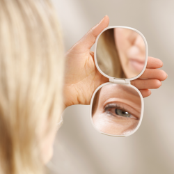 2-in-1 Compact Magnifying Mirror - Viva